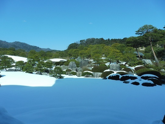 足立美術館雪の庭園1200109.jpg